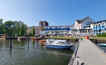 Hotel_strandhalle_-_mit_booten