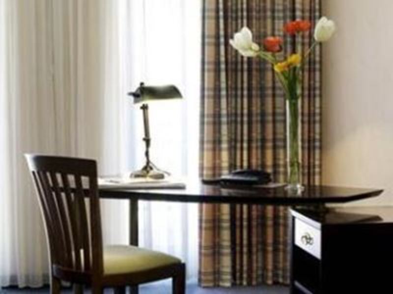 Hotelzimmer-schreibtisch-big-260728